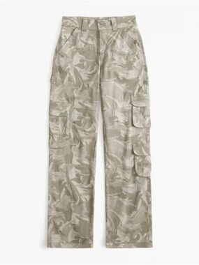 Abercrombie & Fitch Curve Love Camo Cargo Pants Short Size 26 / 2s High Rise